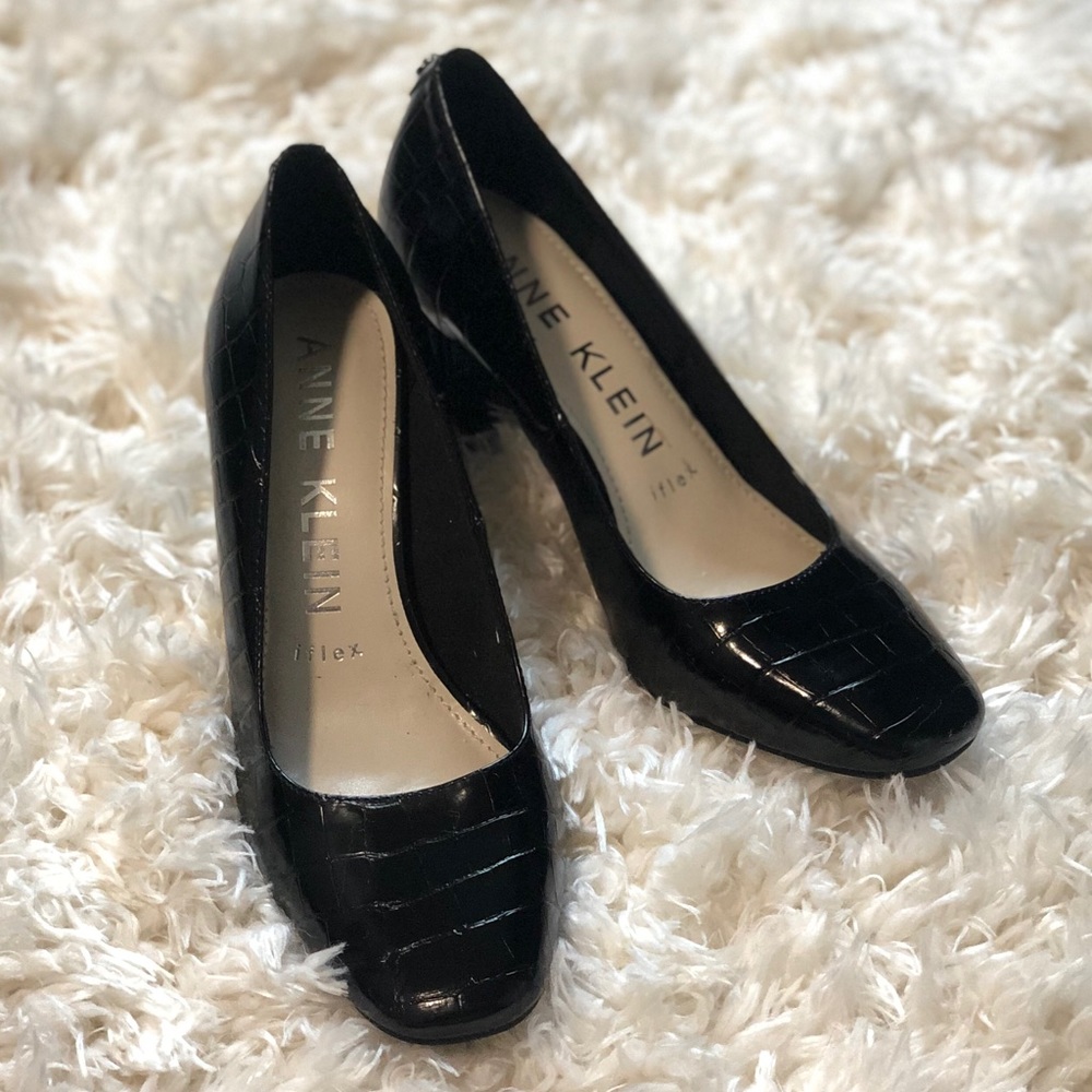 Anne Klein black croc pump